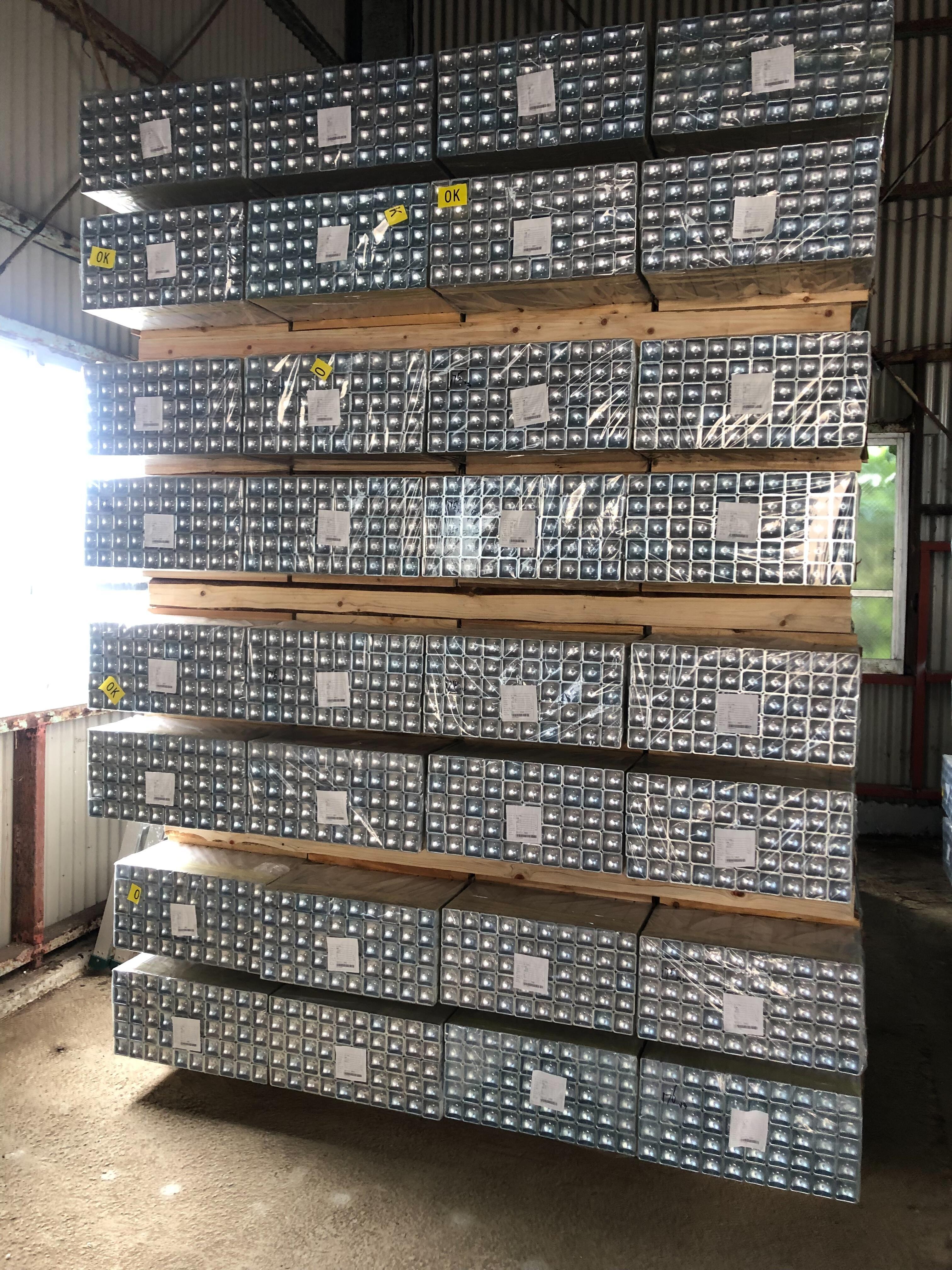 アルミ型枠50角パイプ（キャップ付き）